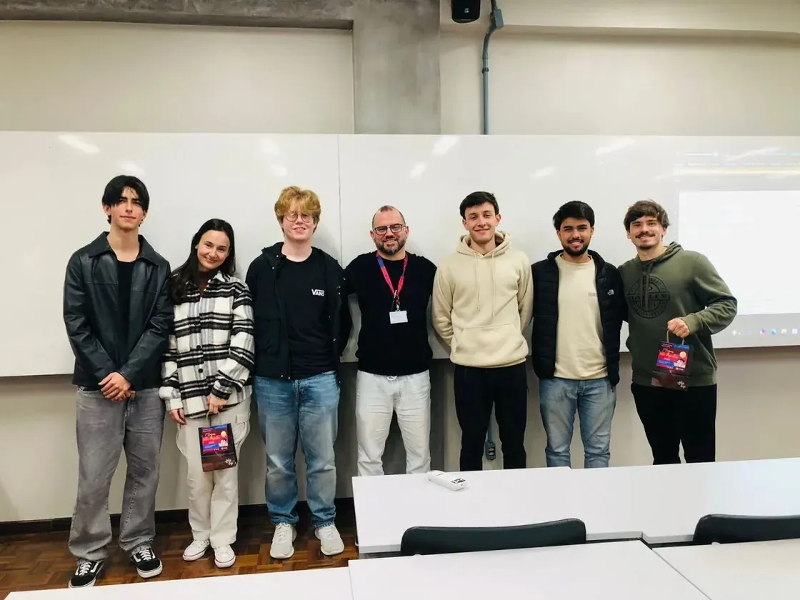 The team that built StudySync, with the professor, after presenting it in the classroom where it was marked.