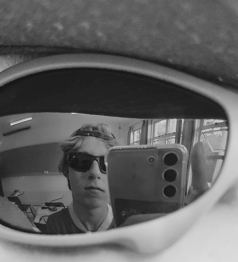 Black-and-white mirror self-portrait of Carlos Leonardo in sunglasses